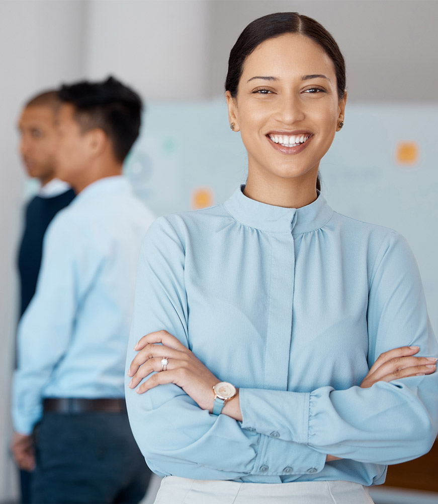 Smiling woman representing the simplicity and efficiency of a Global Employer of Record for international hiring