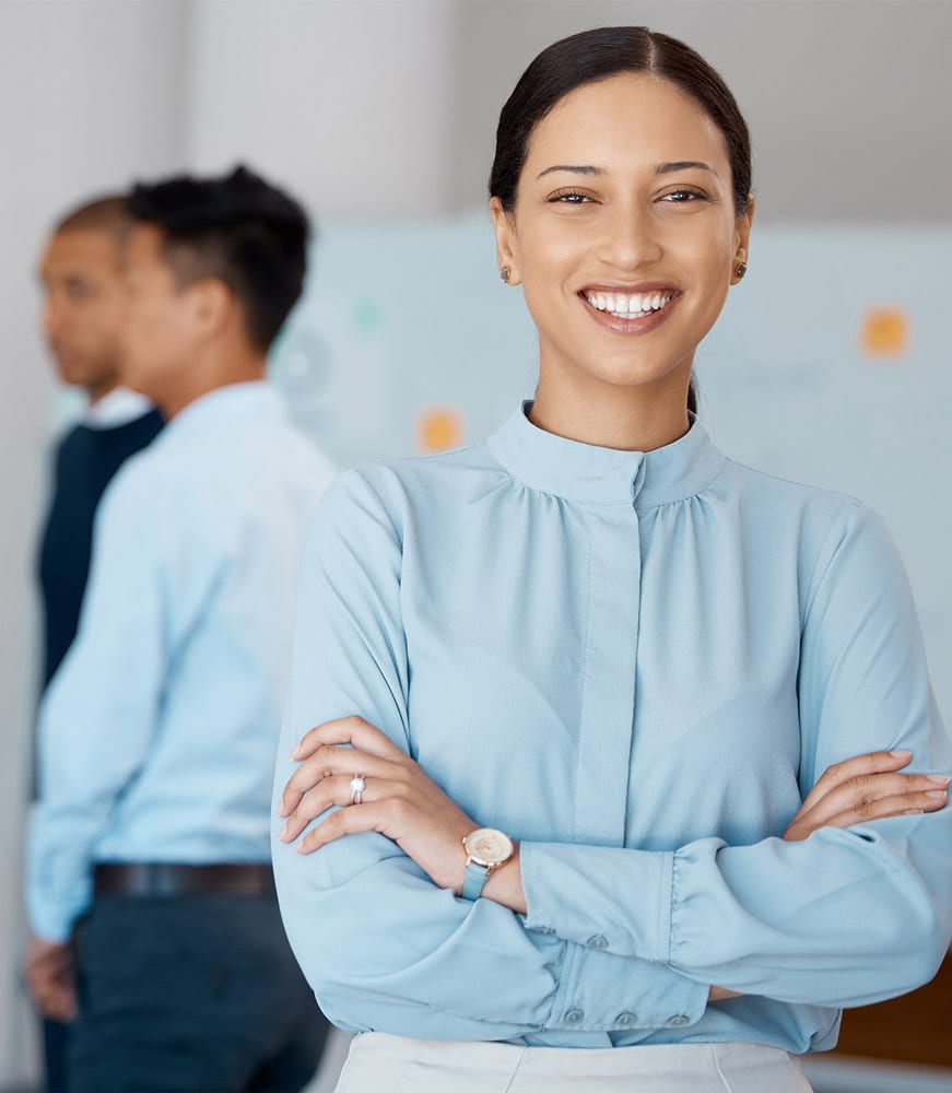 Smiling woman representing the simplicity and efficiency of a Global Employer of Record for international hiring